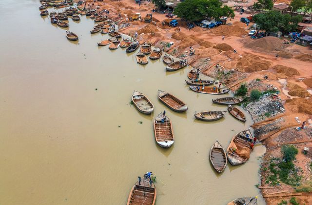 Aerial view of wooden boats along the Niger River in Bamako, Mali. Busy riverbank activity. — arriving in Bamako