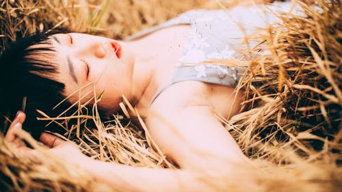 女人, 草, 躺 的 免費圖庫相片