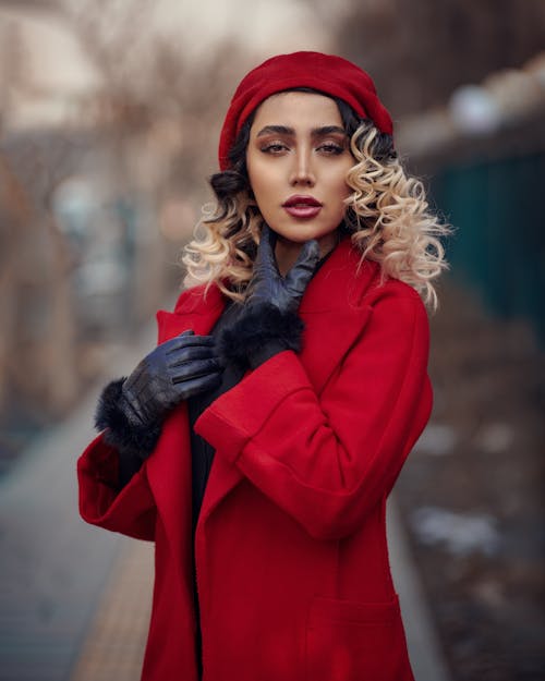 Základová fotografie zdarma na téma baret, blond, červený kabát