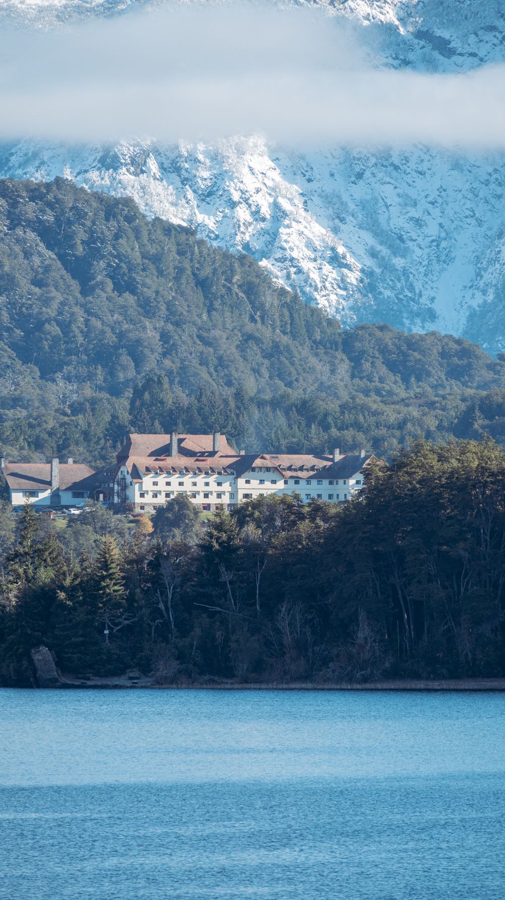 Lodge boutique de Patagonia al pie de los Andes nevados junto a un lago