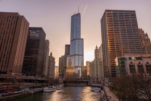 Free Dramatic sunset over Chicago River with skyline reflections, capturing urban architecture. Stock Photo