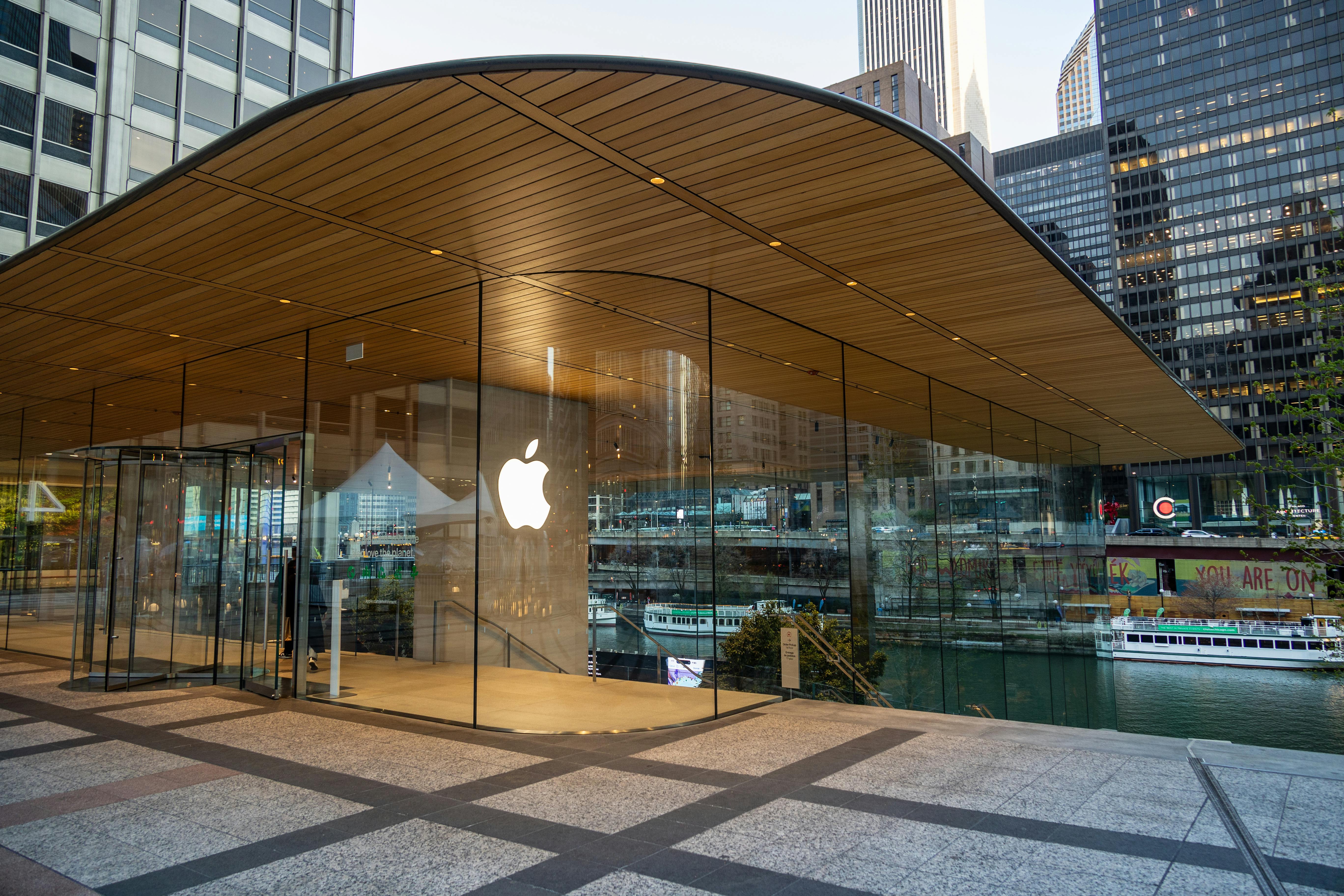 3+ Hundred Chicago Apple Store Royalty-Free Images, Stock Photos & Pictures