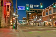 爱达荷州市中心的街道照明展示了充满活力的夜生活和迷人的建筑