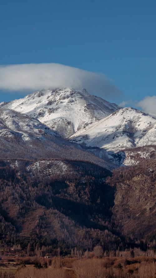 Free Scenic view of a snow-capped mountain under a clear blue sky, perfect for nature lovers. Stock Photo