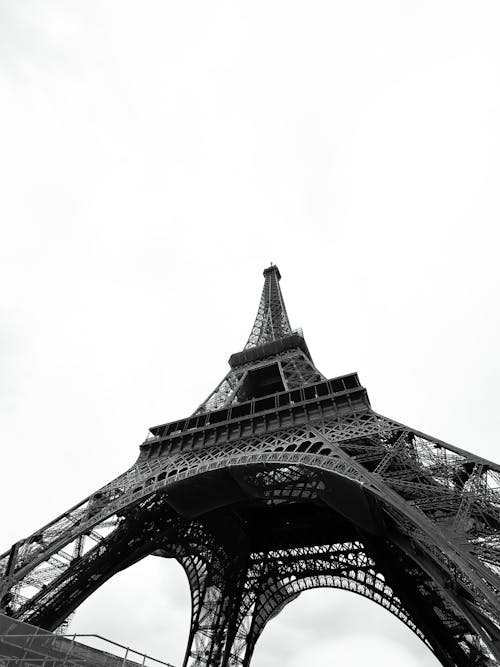 Безкоштовне стокове фото на тему «вертикальні постріл, відтінки сірого, Ейфелева вежа»