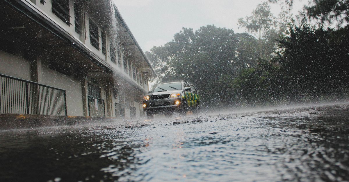 American Car Raining Car Driving in Rain · Free Stock Photo