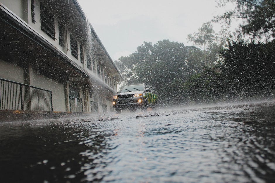car driving through rainstorm in Florida - auto insurance agencies in florida car driving through rainstorm in Florida - auto insurance agencies in florida