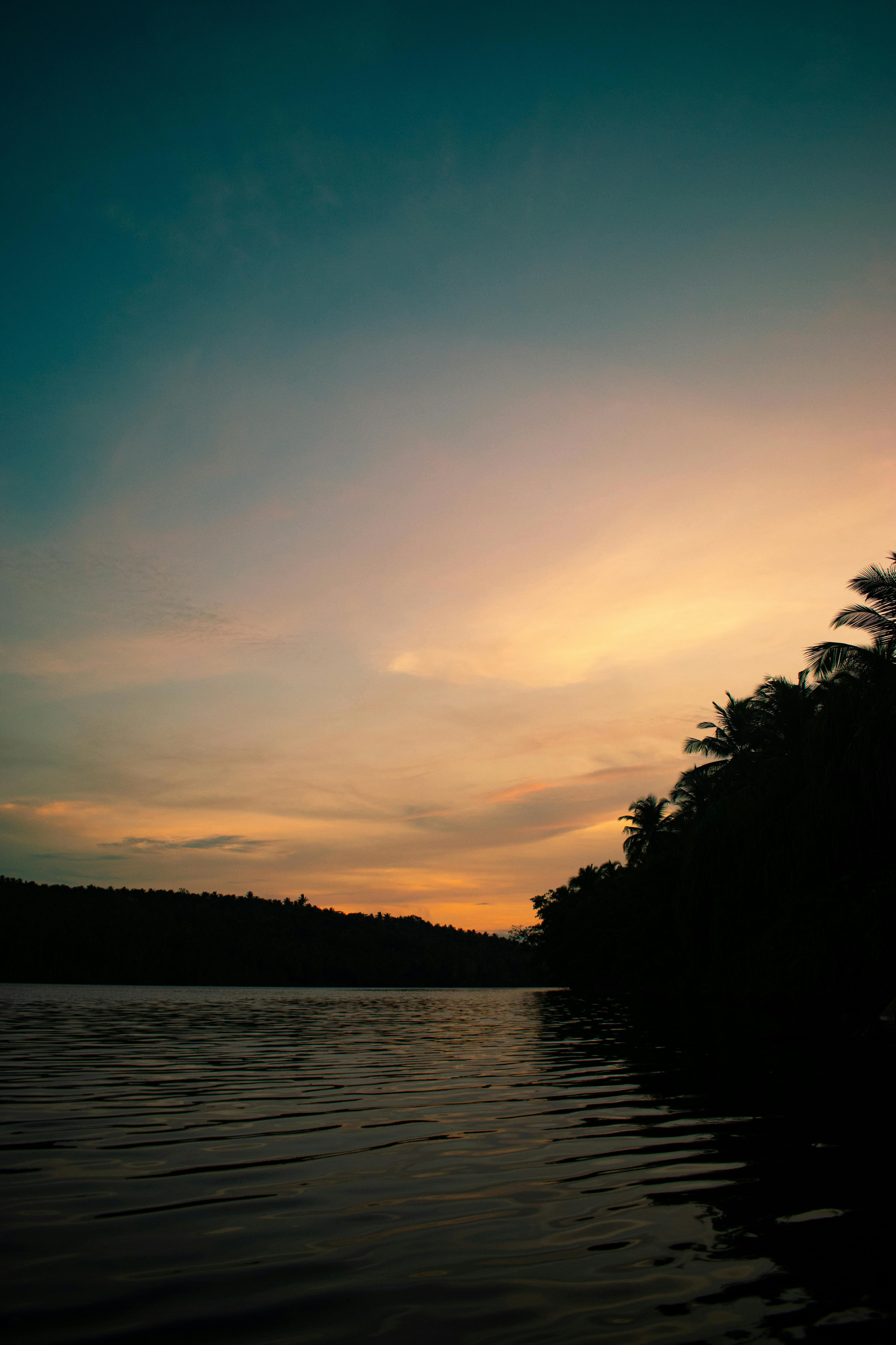 Sunset over a Body of Water · Free Stock Photo, image size:4000x6000