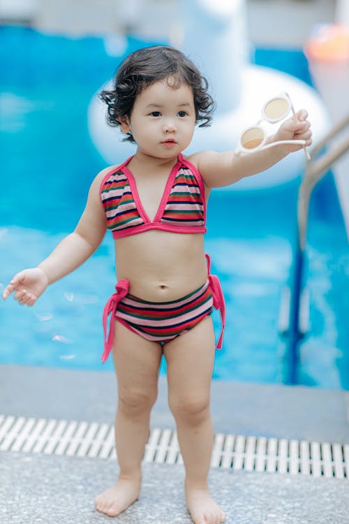 Foto profissional grátis de bebê, de pé, férias