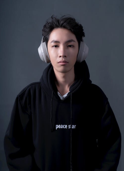 Gratis stockfoto met aziatische kerel, fotomodel, grijze achtergrond