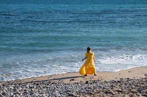 노란 드레스, 뒷모습, 바다의 무료 스톡 사진
