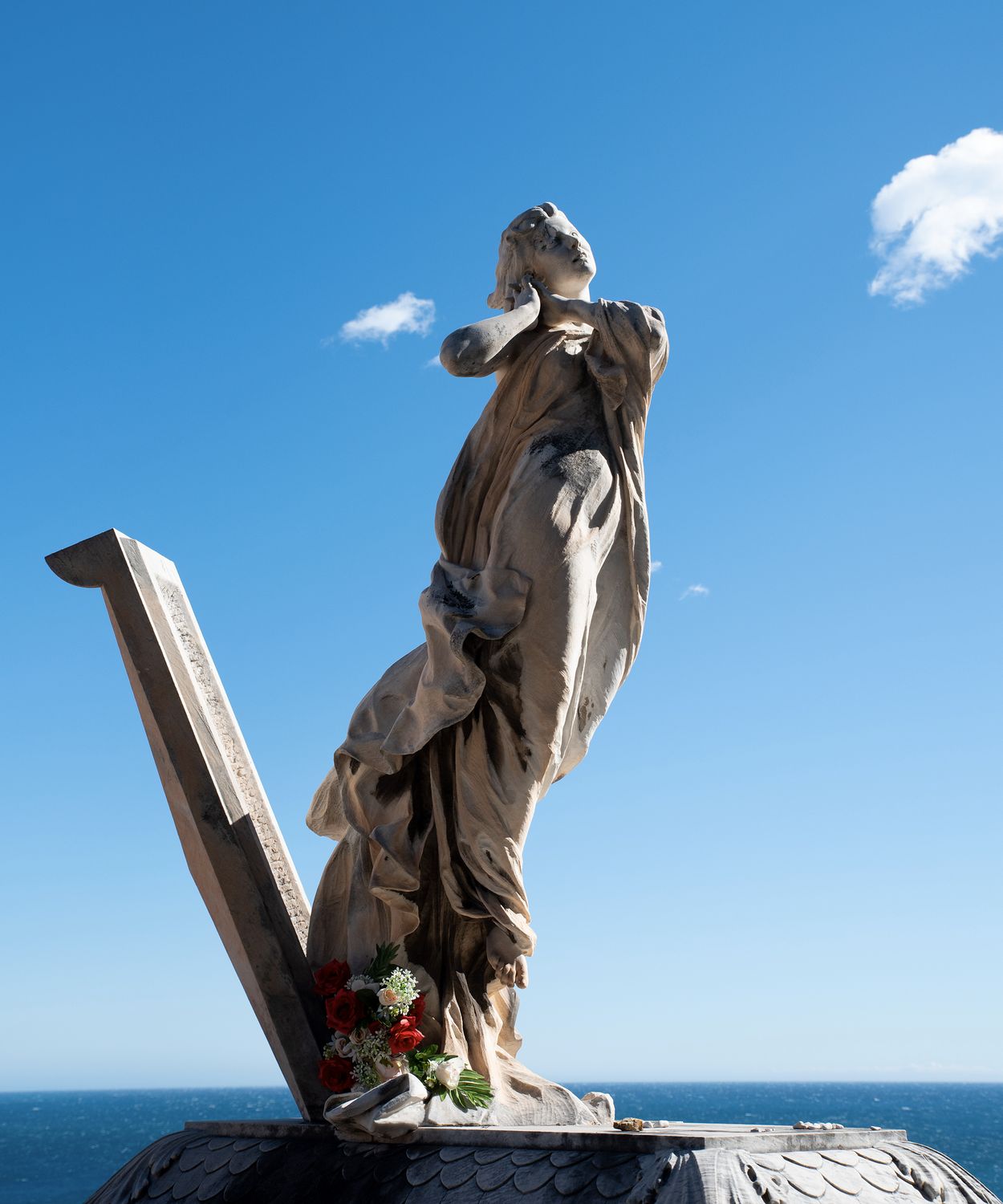 Sculpture of a Soul Rising from the Grave to Heaven · Free Stock Photo