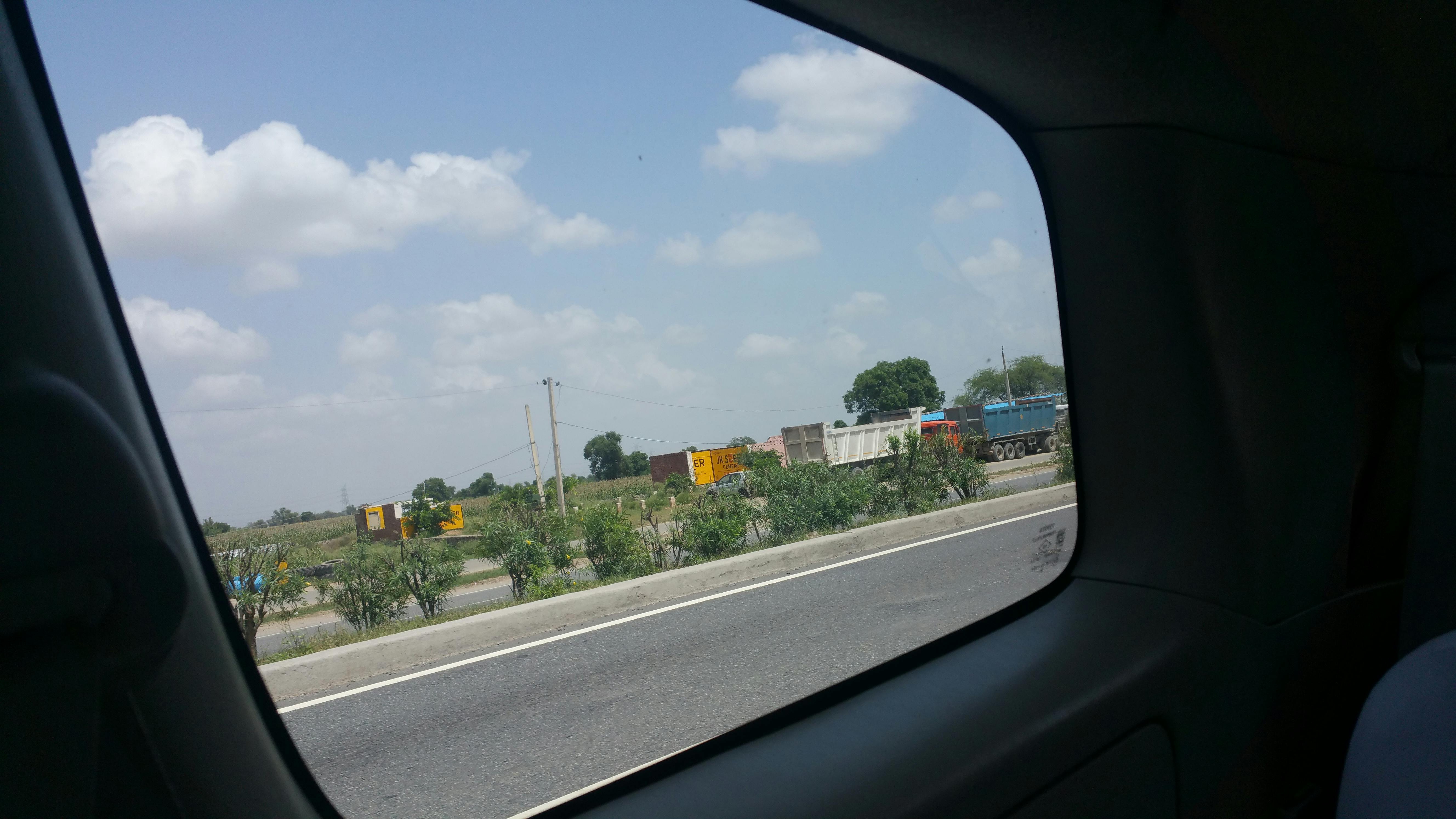 Dos personas mirando las estrellas y el cielo nocturno, simbolizando la conexión y la compatibilidad astrológica.