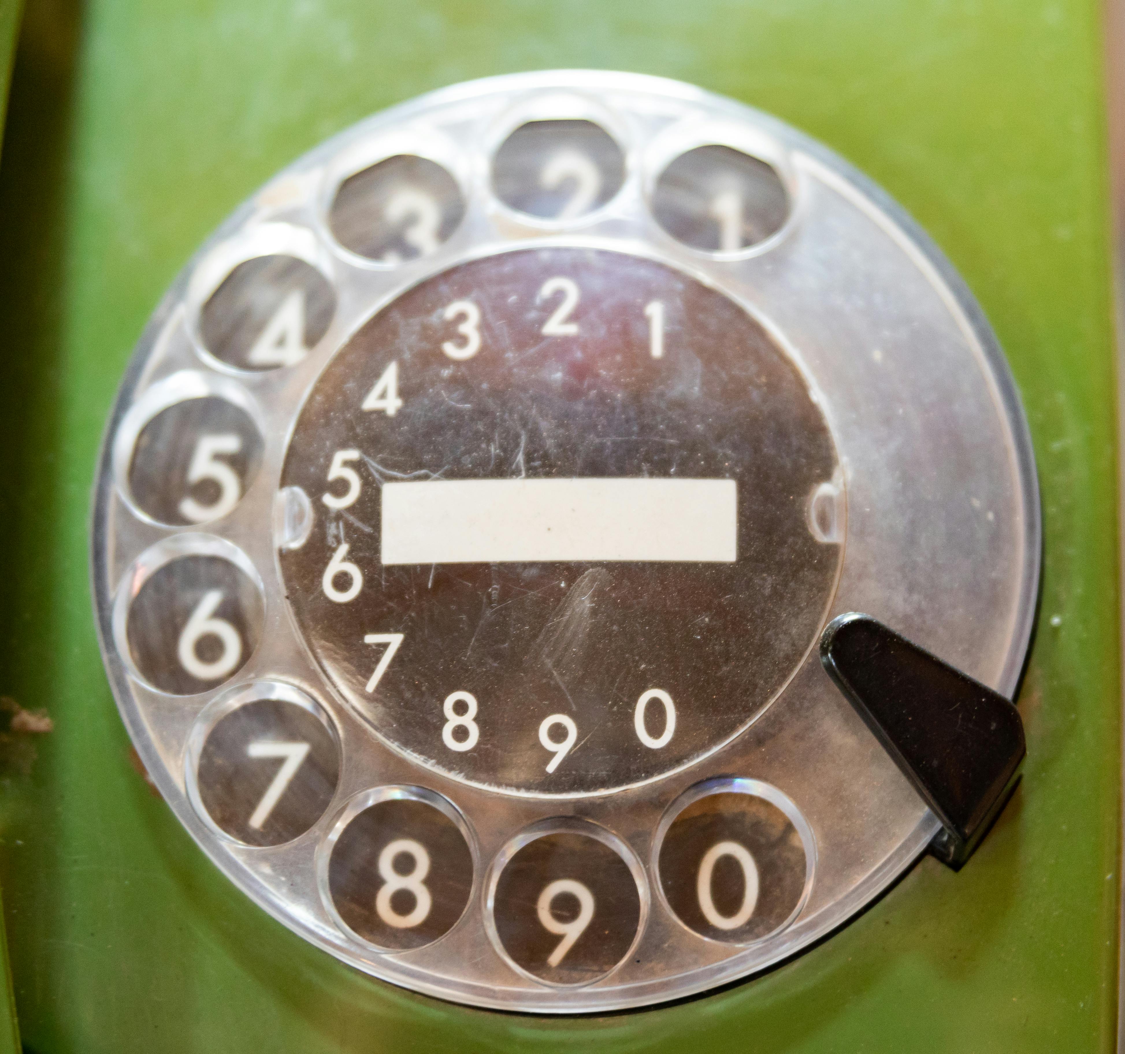 Zwei Hände halten ein Sternzeichen-Diagramm vor einem Nachthimmel