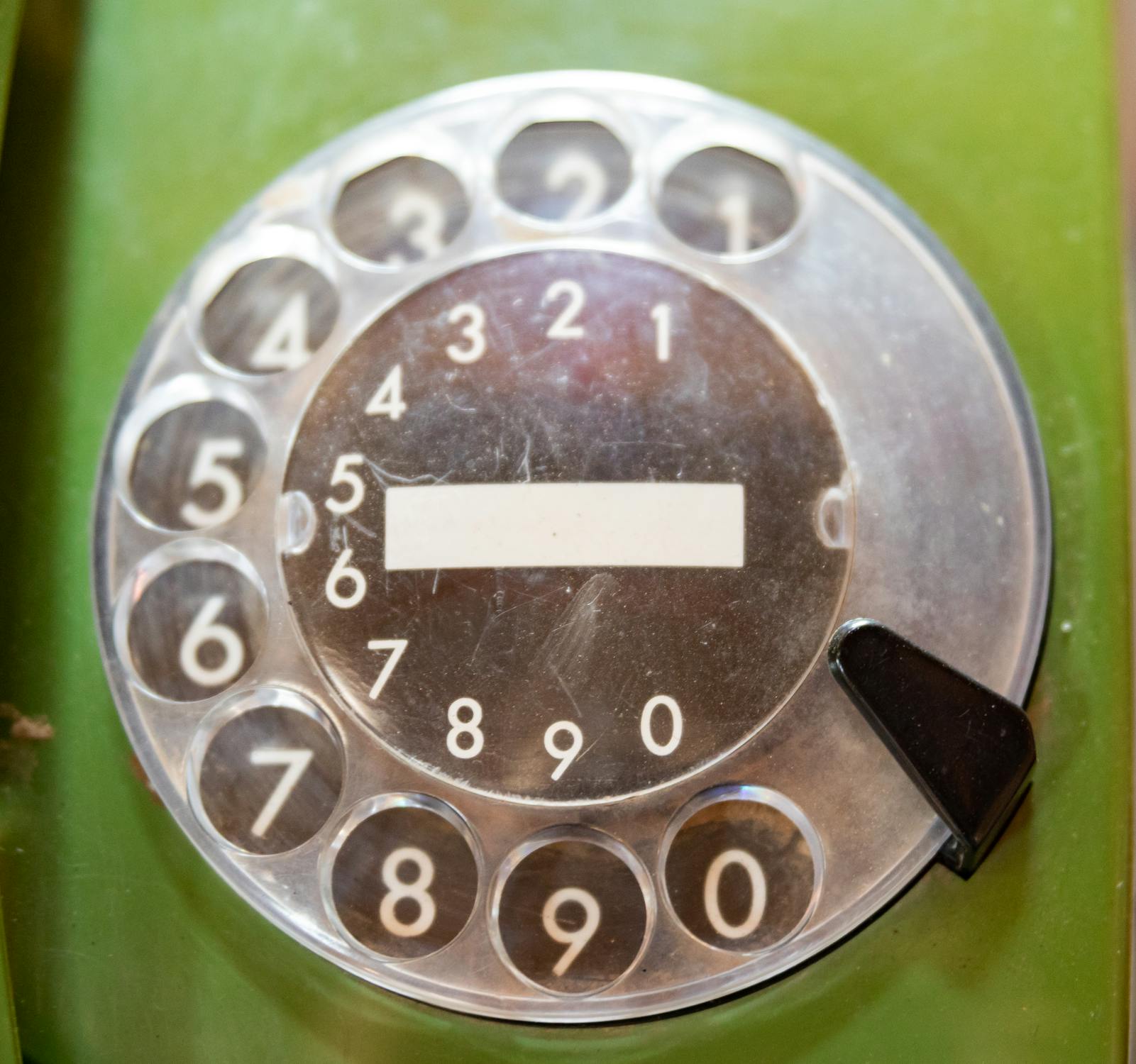 Zwei Hände halten ein Sternzeichen-Diagramm vor einem Nachthimmel