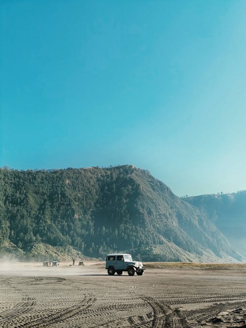 Gratis stockfoto met auto, bergen, blauwe lucht