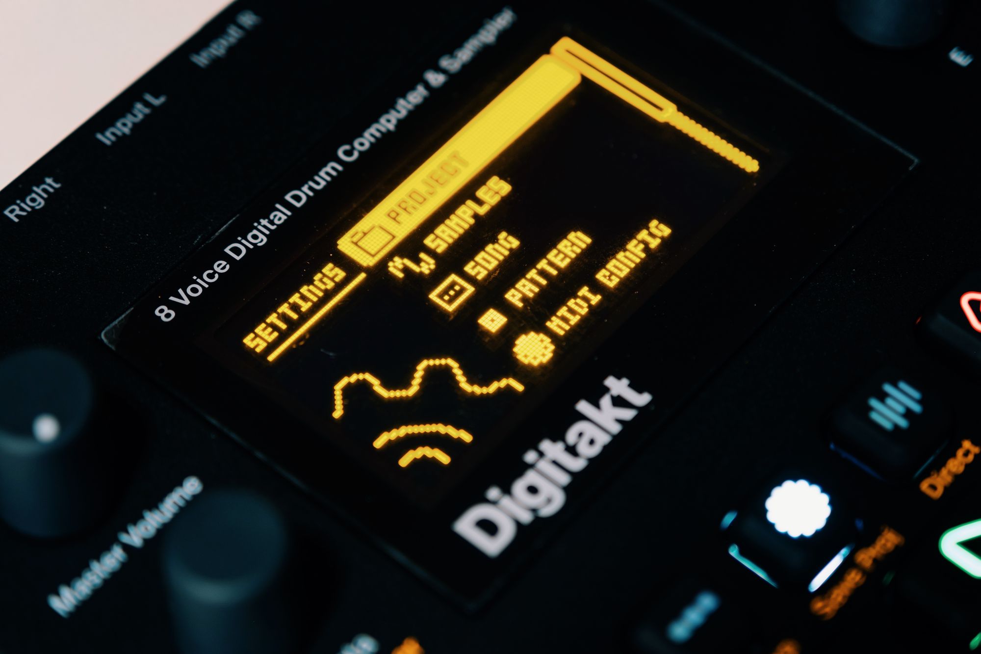 Estudio de producción musical con consola de mezclas y pantallas, que ilustra la creación de música con inteligencia artificial