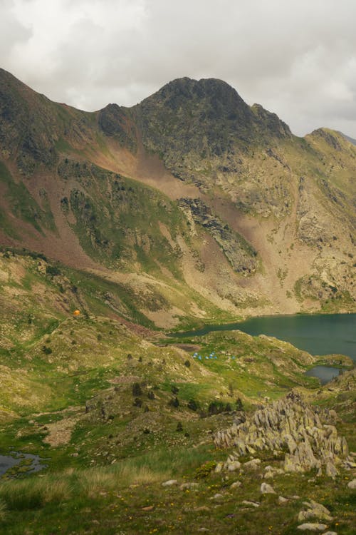 Photos gratuites de chaîne de montagnes, couvert, lac