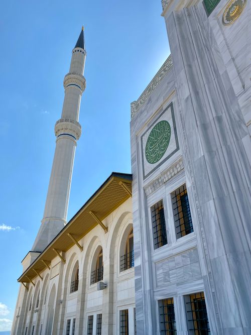 Free Detailed view of a mosque's minaret and intricate architecture in Üsküdar, İstanbul under a clear blue sky. Stock Photo