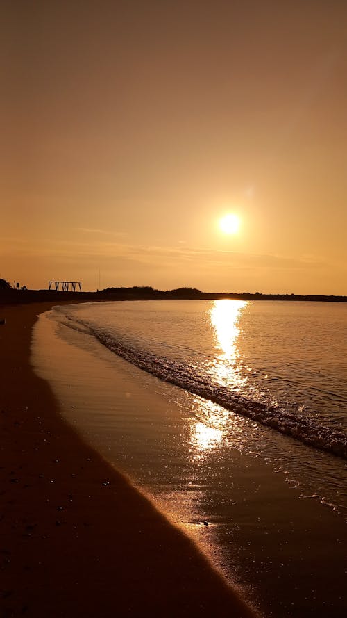 Бесплатное стоковое фото с берег, вертикальный выстрел, желтое небо