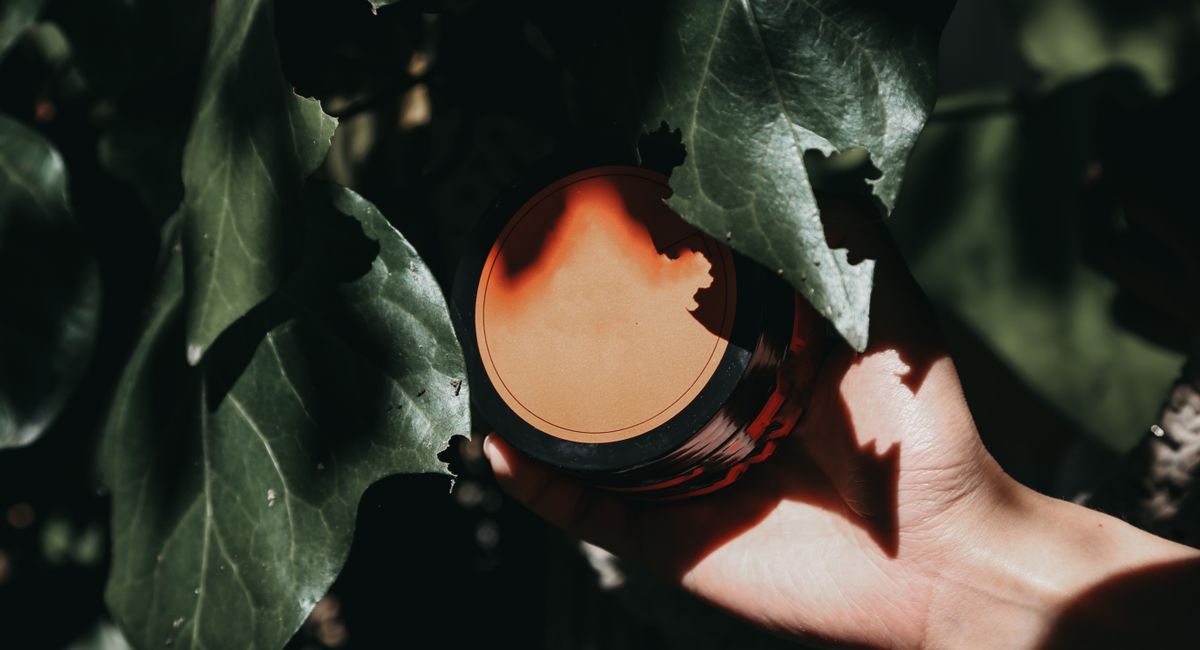 Illustration, savon noir sur le visage