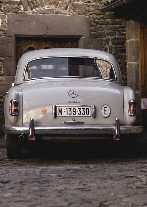 бесплатная серый автомобиль Mercredes Benz Стоковое фото