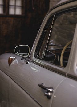 老爷车侧面的特写展现了经典的设计元素