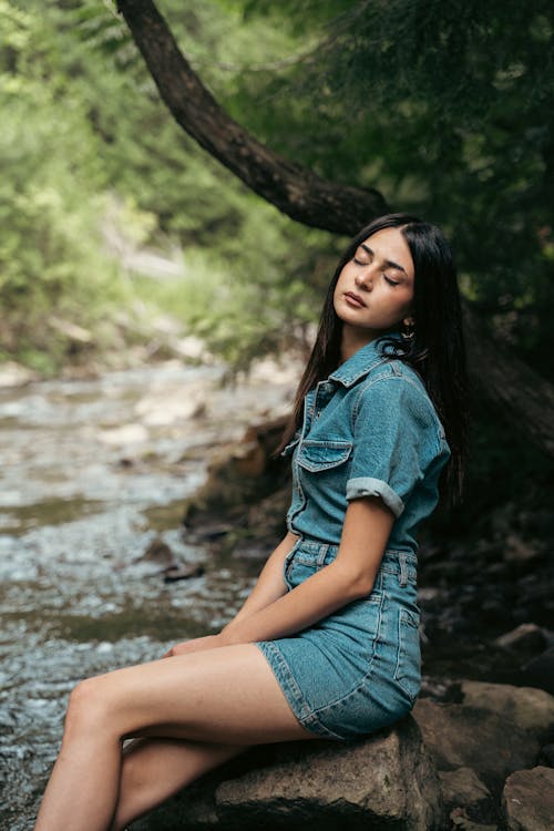 Photos gratuites de brune, chemise en jean, être assis