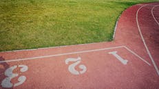 从空中俯瞰，户外跑道充满活力，运动场绿意盎然