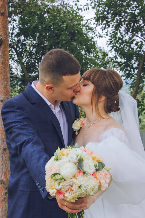 Immagine gratuita di abito, baciando, bouquet