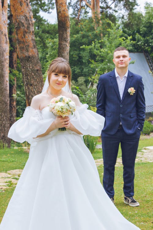 Foto profissional grátis de buquê, de pé, fotografia de casamento