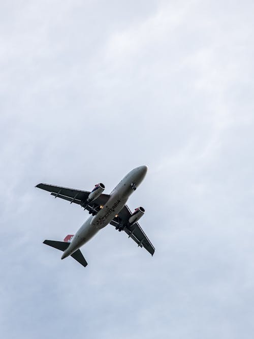Foto profissional grátis de aeronáutica, aeronave, avião comercial