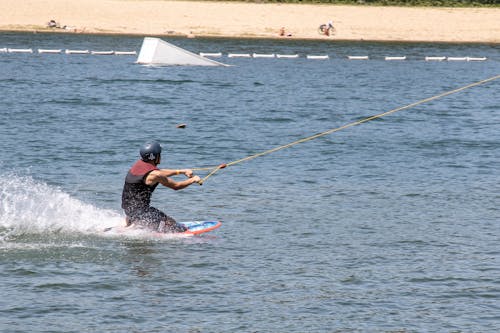 Foto profissional grátis de ajoelhado, capacete, diversão