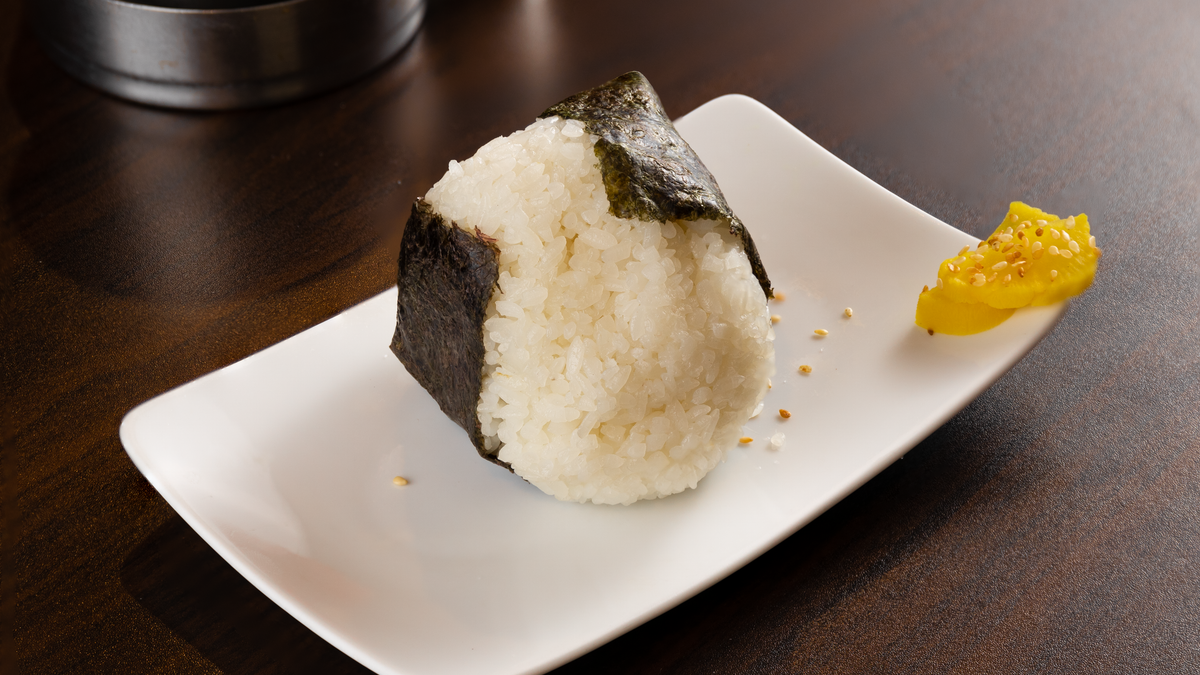 海苔を巻いたおにぎりと漬物