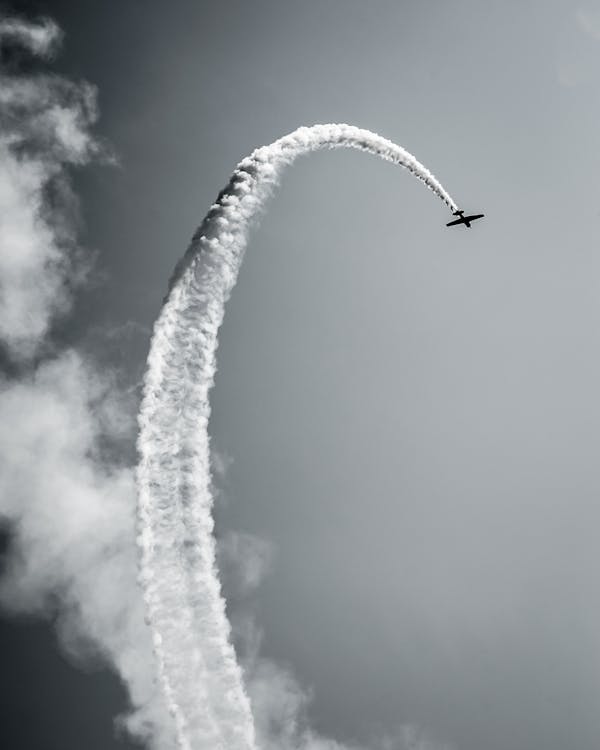 Foto Em Escala De Cinza De Contrail De Avião