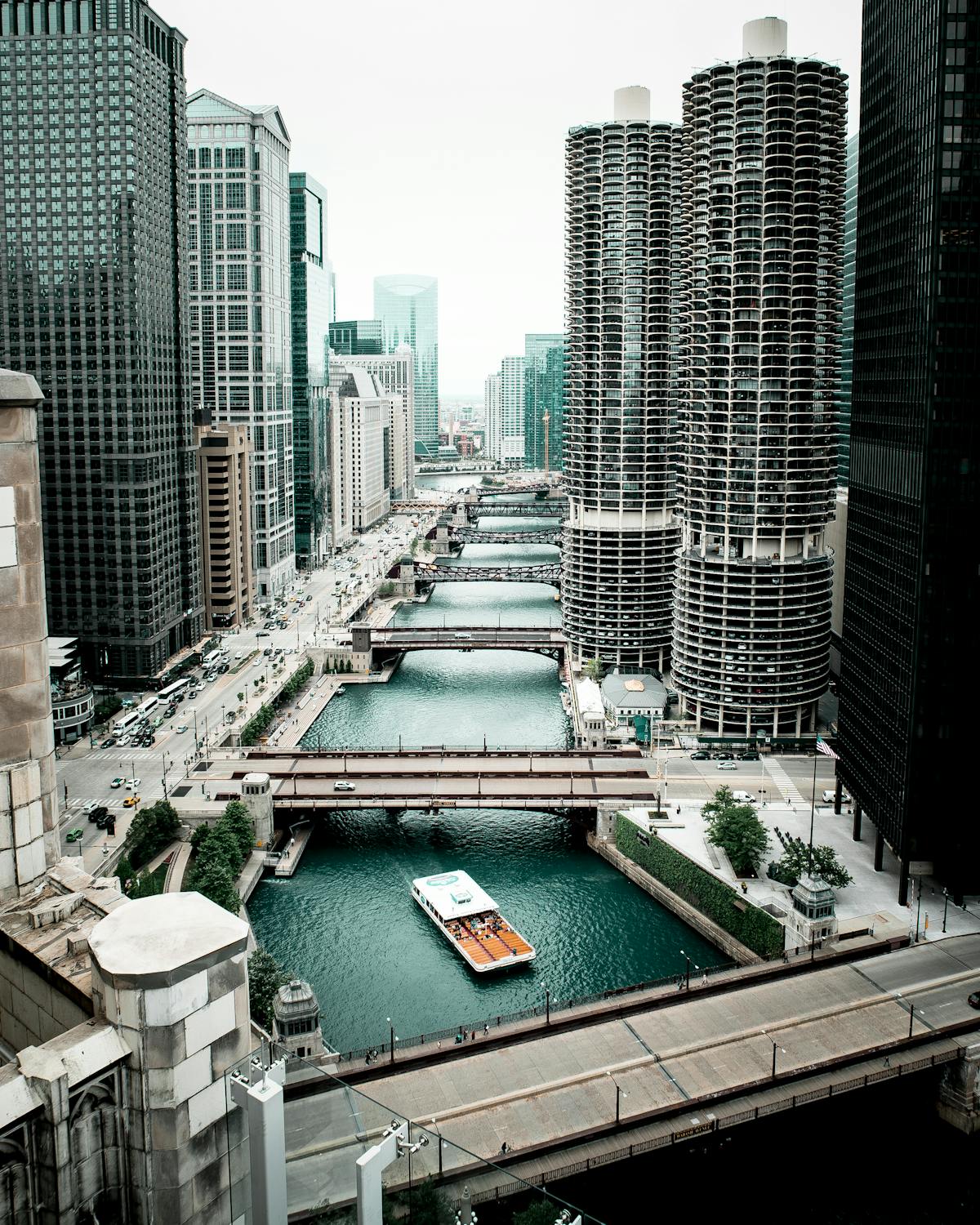 Red Dune Safari Ultimatives Luxus-Abenteuer 2026 1 Luxuriöses Zeltlager in den roten Dünen von Dubai während einer Red Dune Safari bei Sonnenuntergang.