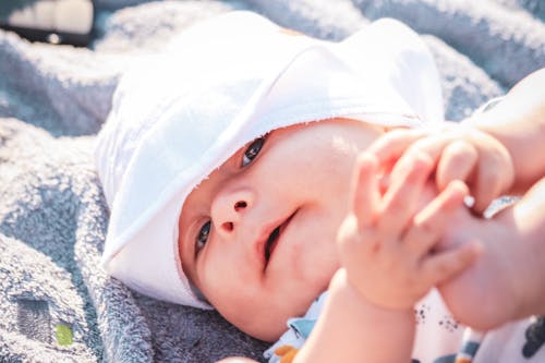 Fotos de stock gratuitas de bebé, de cerca, gorro