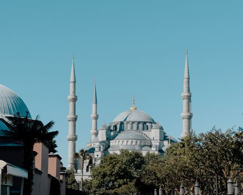 Free Explore the magnificent Sultan Ahmed Mosque, an iconic Islamic architecture in Istanbul. Stock Photo