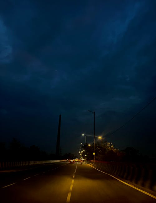 Безкоштовне стокове фото на тему «вечірнє небо, вуличні ліхтарі, поїздка»