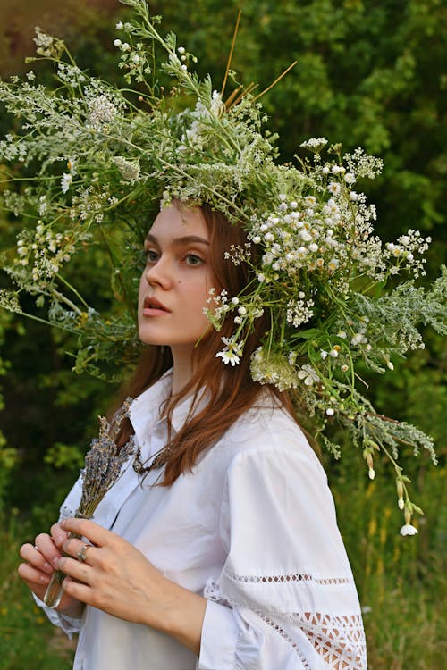 Gratis lagerfoto af blomster, hvid skjorte, krans