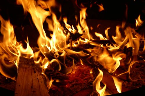 Free A mesmerizing close-up of a bonfire with vibrant flames and burning wood. Stock Photo