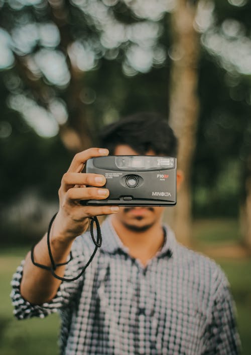 Foto profissional grátis de aparelho, câmera, camisa