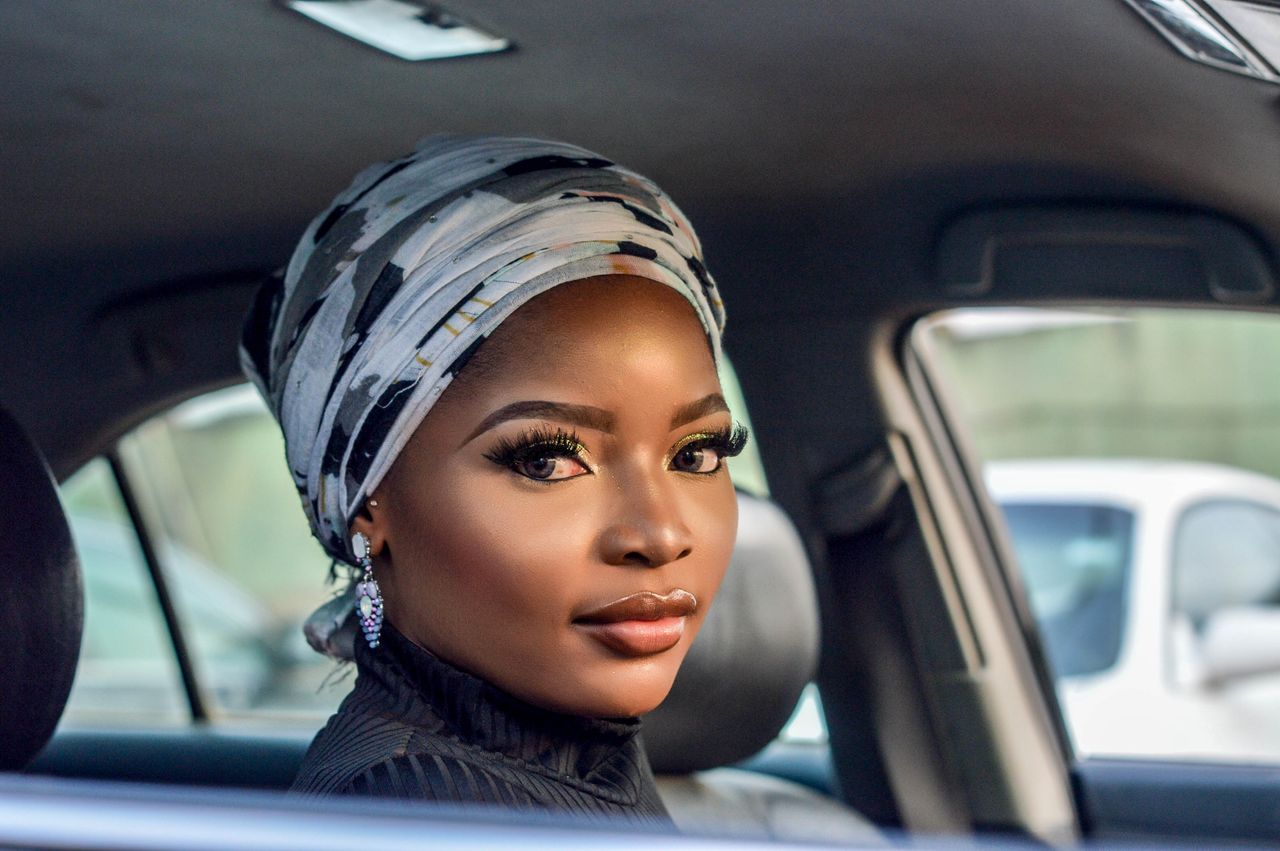 Une passagère en foulard assise dans une voiture