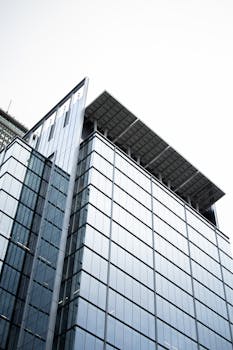 城市天际线上，时尚玻璃办公楼的建筑设计颇具现代感