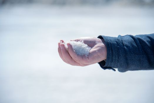 实验室人员正在检测水中的亚硝酸盐含量