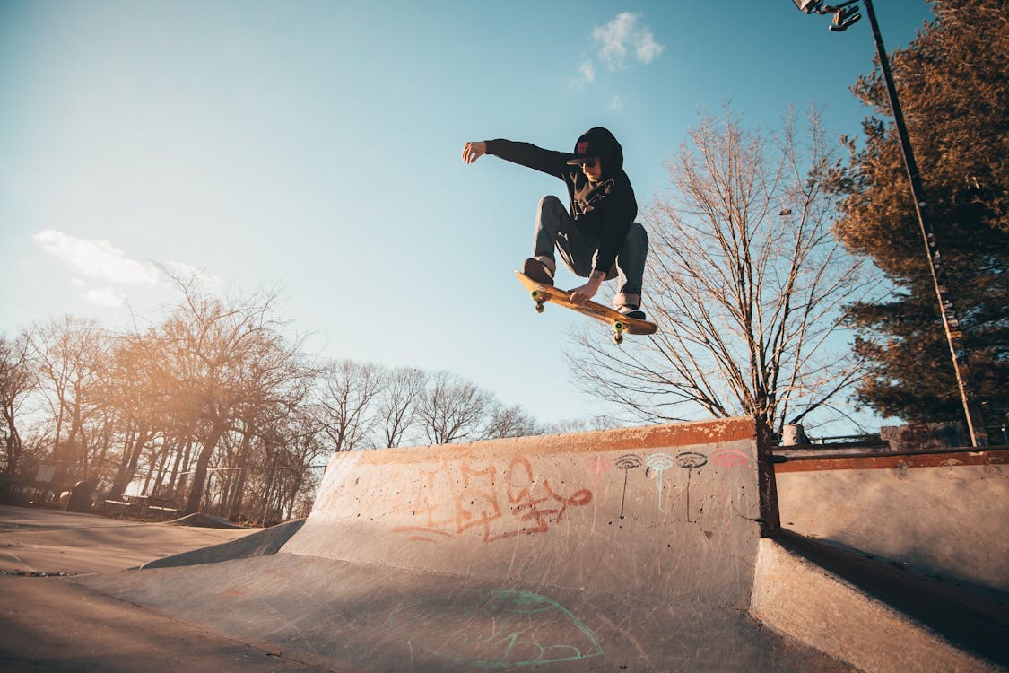 スケートボードのトリックをしている男 無料の写真素材
