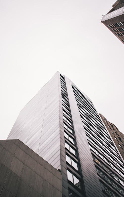 Fotografia De Baixo ângulo De Um Edifício Alto