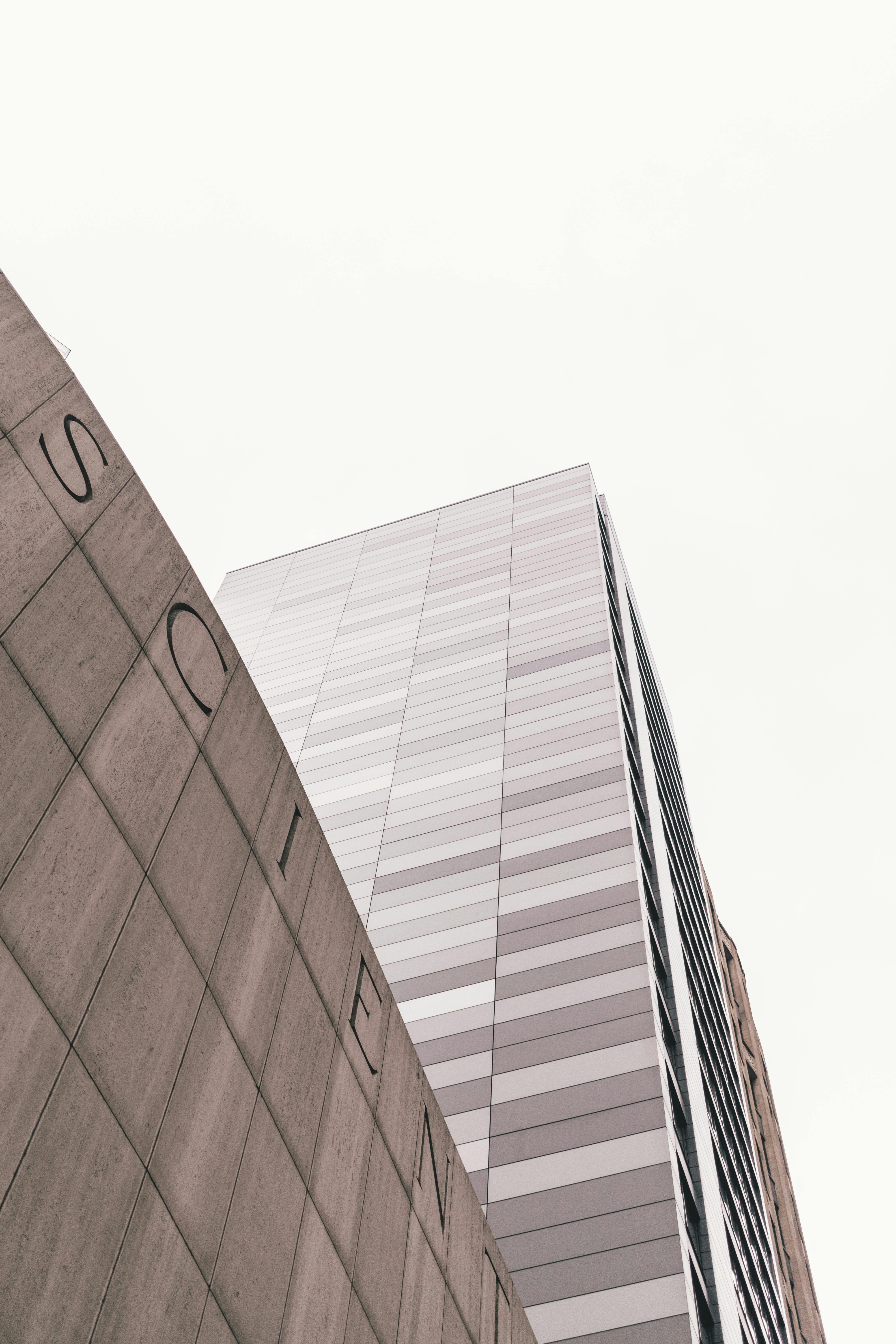 当代建筑的动态视图，呈现简约设计与灰色色调