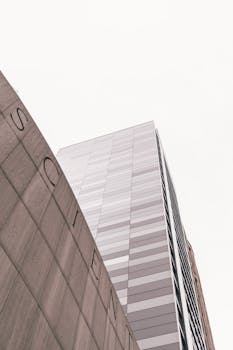 当代建筑的动态视图，呈现简约设计与灰色色调