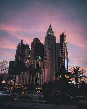 在充满活力的暮色天空下，高耸的摩天大楼勾勒出迷人的天际线，构成令人叹为观止的城市景观